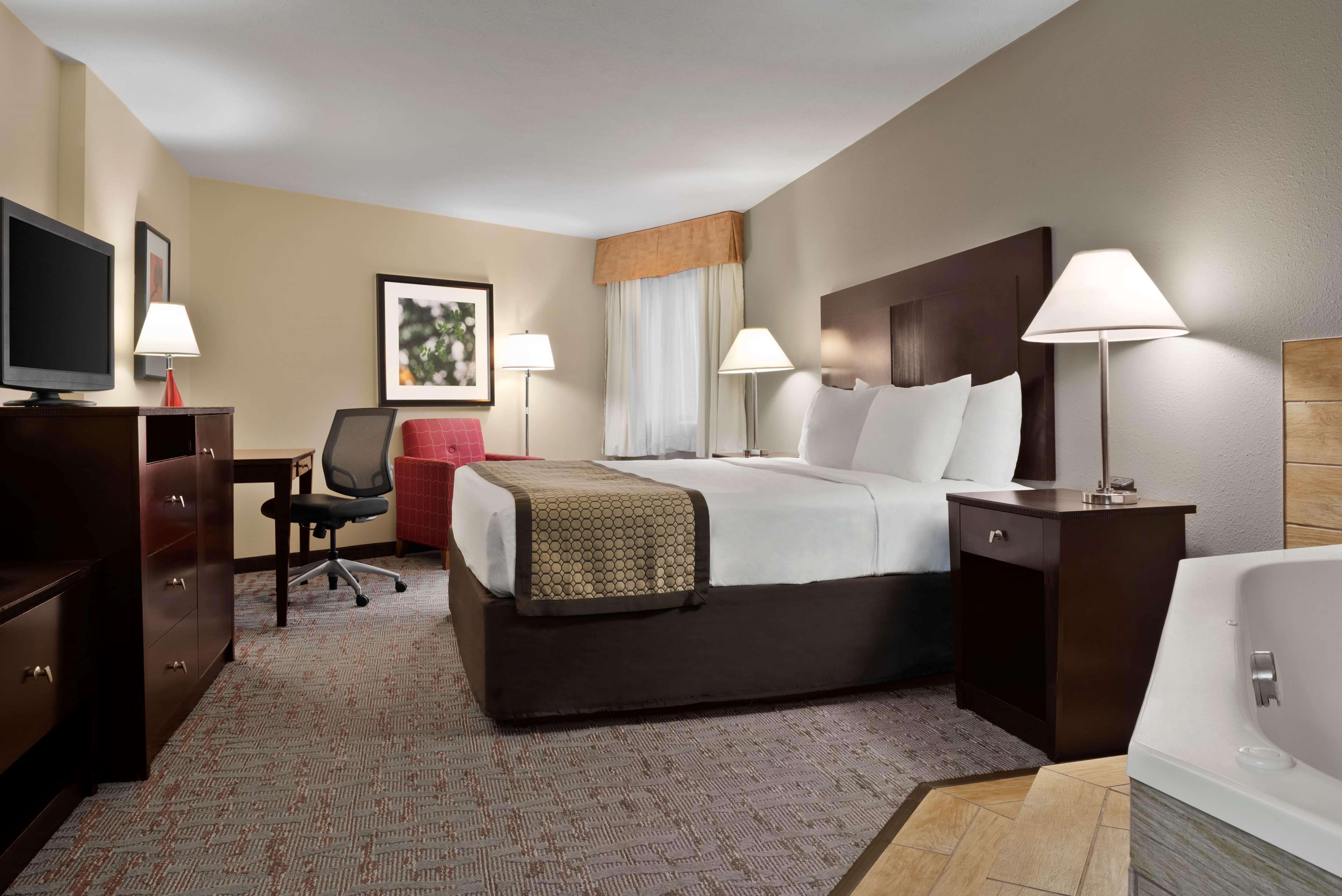 Baymont By Wyndham Belleville Airport Area Free Airport Shuttle Exterior photo